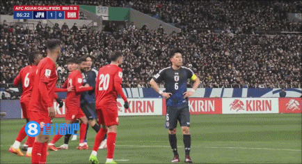 日本2-0杀死比赛！久保建英小角度打穿近角，激动脱衣庆祝！
